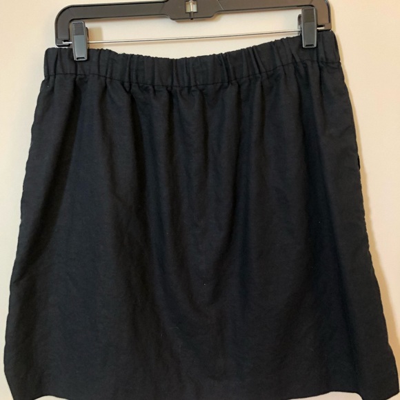 Banana Republic- Medium black skirt with adjustable waist and pockets. - Picture 2 of 2